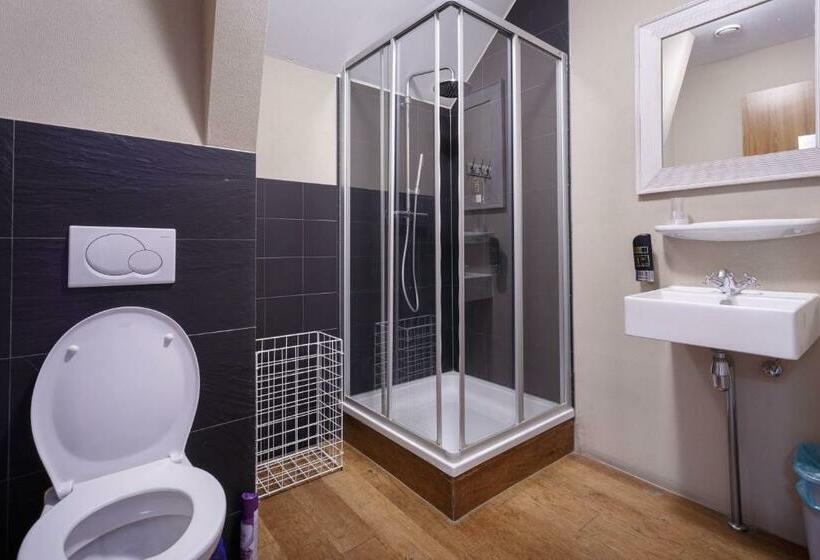 חדר מוזל מקלחת משותפת, Santa Maria