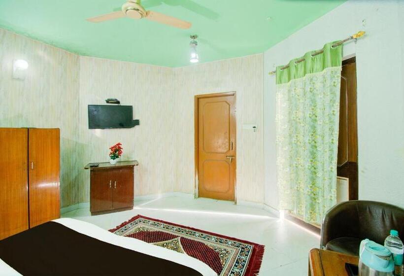 اتاق کلاسیک سه تخته, Oyo Airport