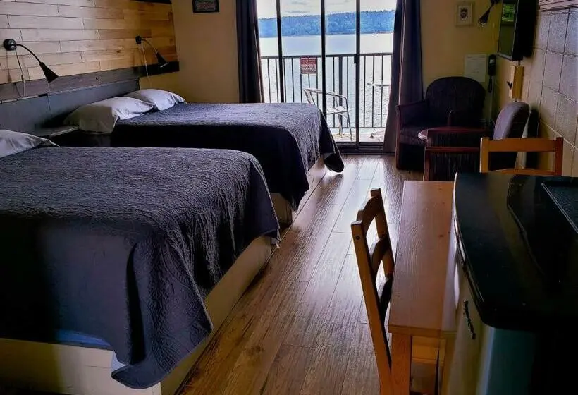 اتاق استاندارد با بالکن و چشم‌انداز دریا, Above Tide Motel