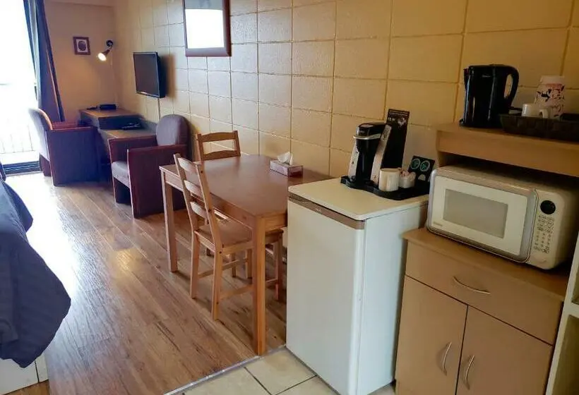 اتاق استاندارد با بالکن و چشم‌انداز دریا, Above Tide Motel
