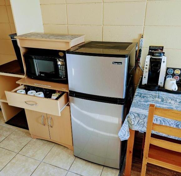 חדר סטנדרט נוף לים עם מרפסת, Above Tide Motel