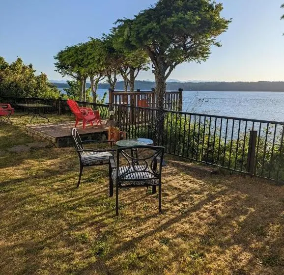 اتاق اقتصادی با چشم‌انداز دریا, Above Tide Motel