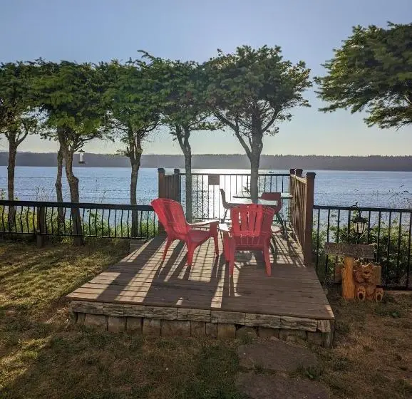 اتاق اقتصادی با چشم‌انداز دریا, Above Tide Motel
