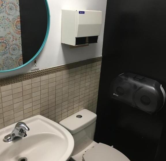 Номер Стандарт Четырехместный Совместный Санузел, Auberge Alternative