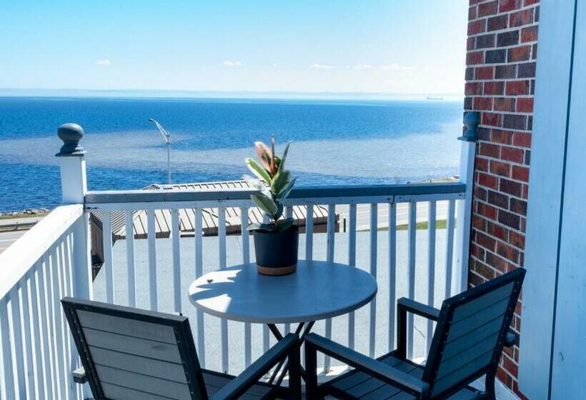 Номер Стандарт Вид на Море, La Secousse