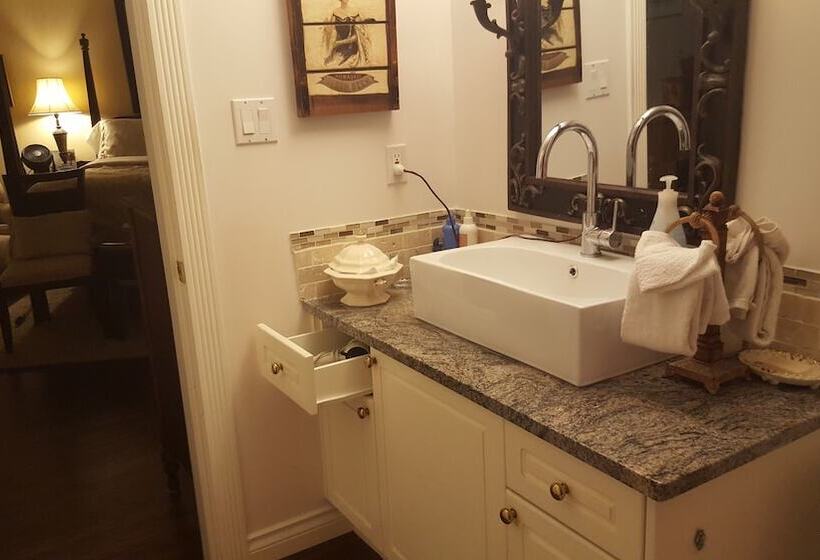 חדר קלאסי מיטה זוגית, By The Sea Bnb Sidney Bc