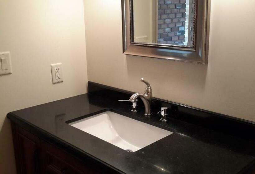 סוויטה, Casa Loma Bnb