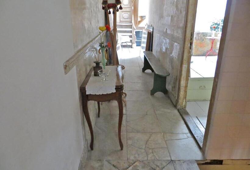 غرفة قياسية داخلية, Casa Luna