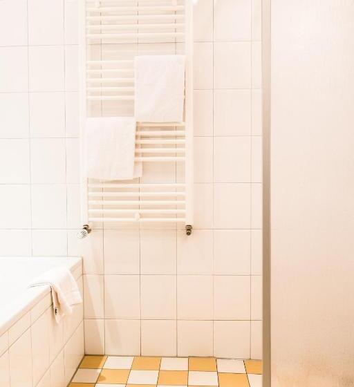 חדר משפחתי, Bakker