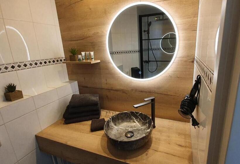 اتاق لوکس, Baron Frits