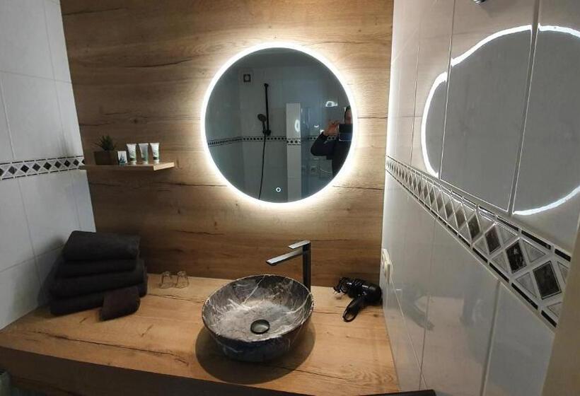 اتاق لوکس, Baron Frits