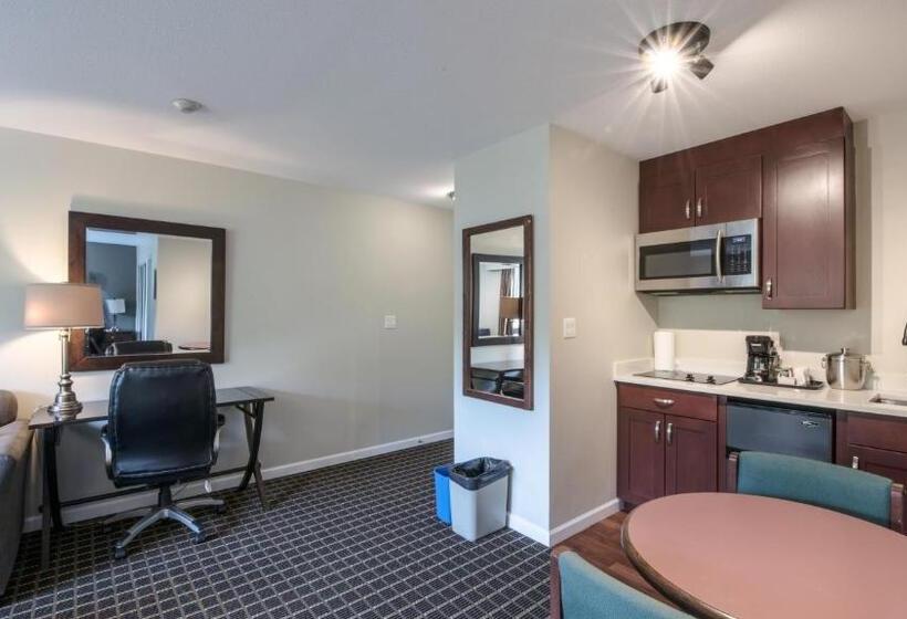 Deluxe Suite King Bed, Gibsons Garden