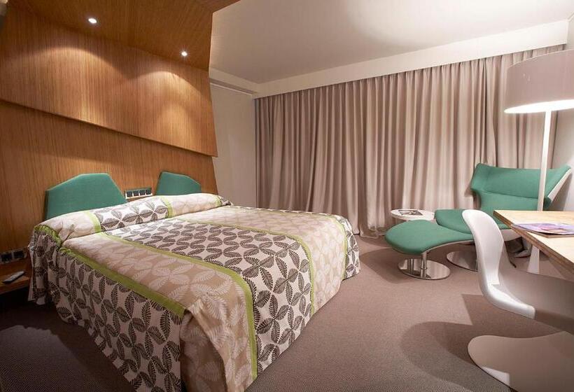 اتاق لوکس با تخت بزرگ, Heer Hugo