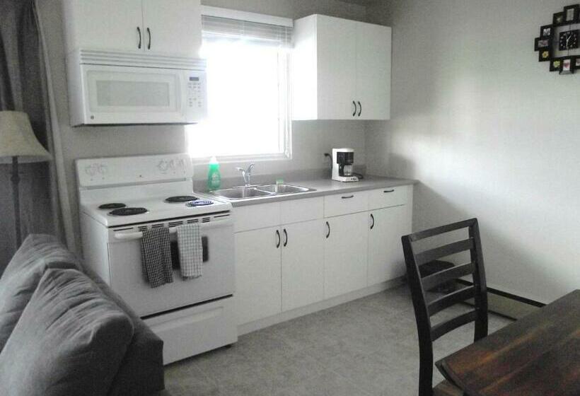 חדר משפחתי, Stratford Motel