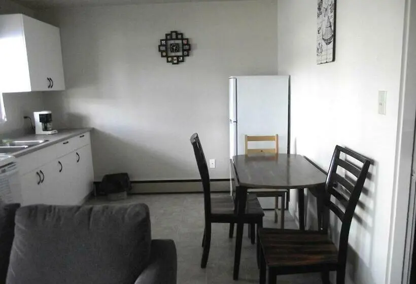 اتاق خانوادگی, Stratford Motel