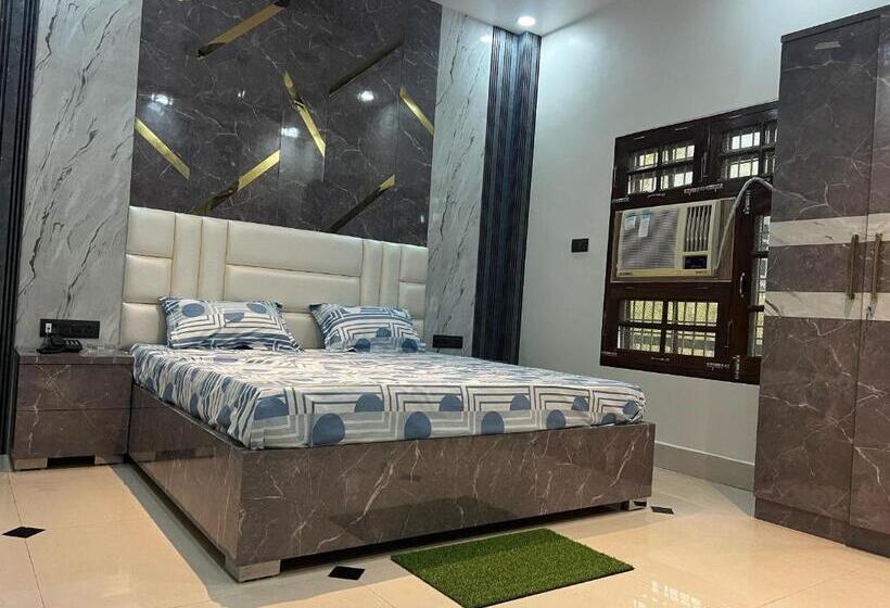 トリプルクラシックルーム, Oyo Aryan