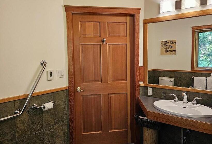 חדר סטנדרט, מיטת קינג, מותאם לאדם עם מוגבלויות, Snug Harbour Inn