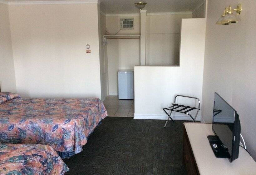 ２ダブルベッドのスタンダードルーム, Embassy Motel