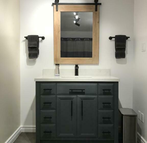 מיטת קינג בסוויטה, Canadian Rockies Inn   Adults Only