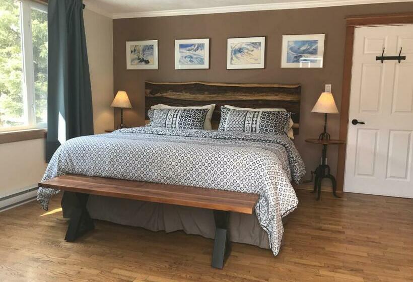 מיטת קינג בסוויטה, Canadian Rockies Inn   Adults Only