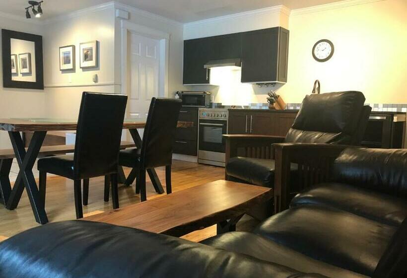 חדר דחוקס עם מיטת קינג, Canadian Rockies Inn   Adults Only