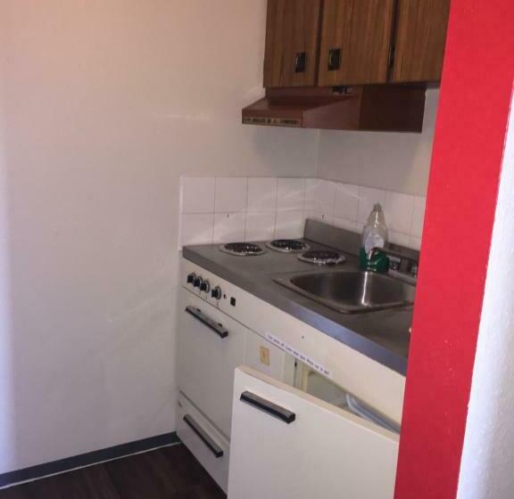 جناح ديلوكس, Red Deer Inn & Suites