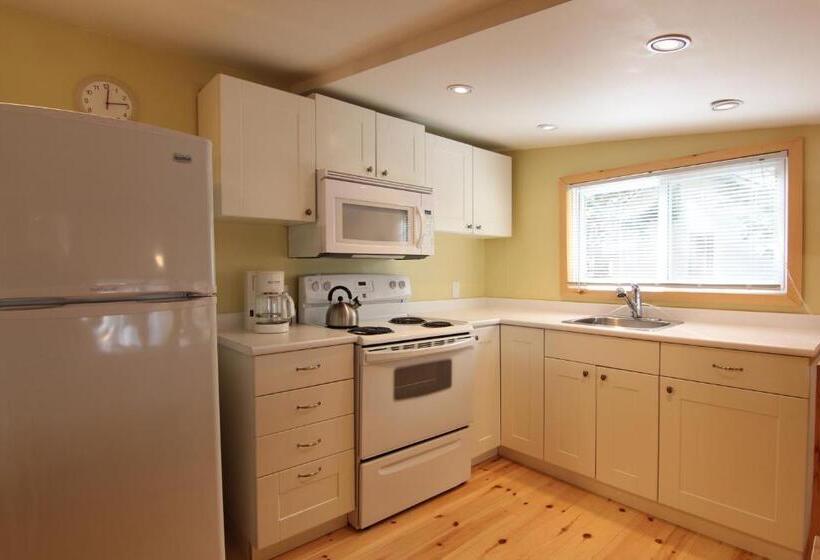 小室, Birch Cliff Lodge On Baptiste Lake