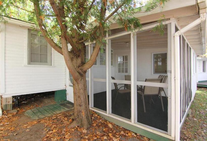 小室, Birch Cliff Lodge On Baptiste Lake