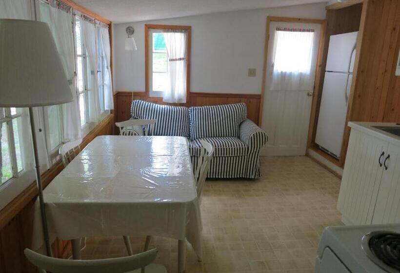 小室, Birch Cliff Lodge On Baptiste Lake