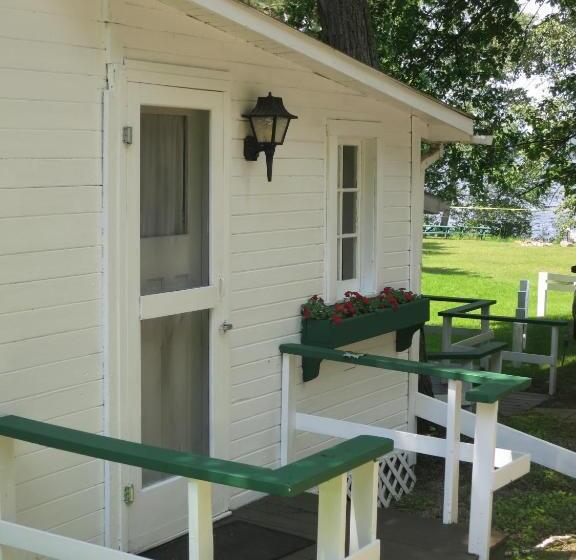 小室, Birch Cliff Lodge On Baptiste Lake