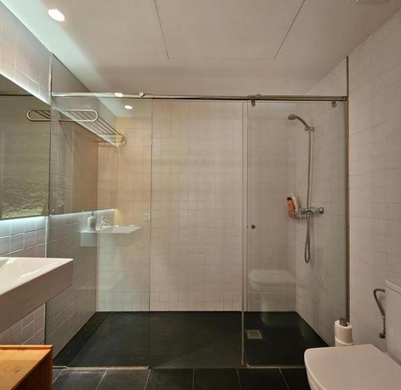 اتاق استاندارد سه نفره, Can Bo De Pau