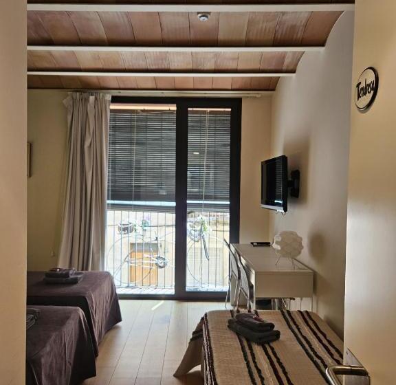 اتاق استاندارد سه نفره, Can Bo De Pau