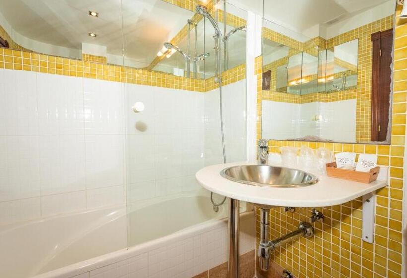 غرفة أساسية ثلاثية, Castillo De Gauzón