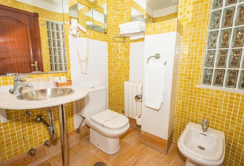 غرفة أساسية ثلاثية, Castillo De Gauzón