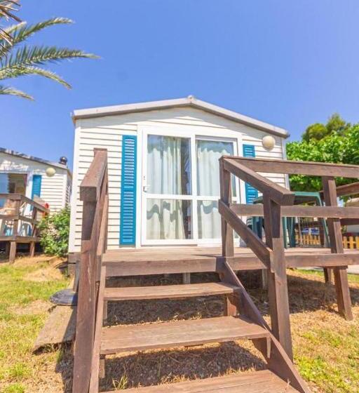 스탠다드 방갈로, Alfacs Village