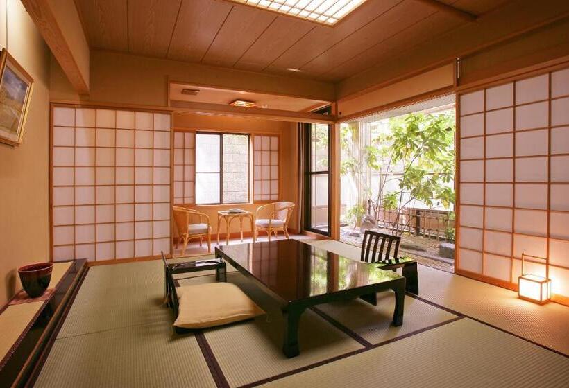 标准三人间, Hayamakan