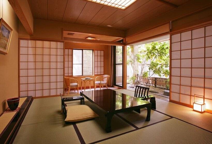 标准三人间, Hayamakan