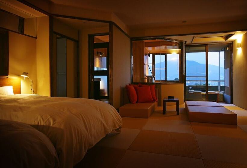 标准三人间, Hayamakan