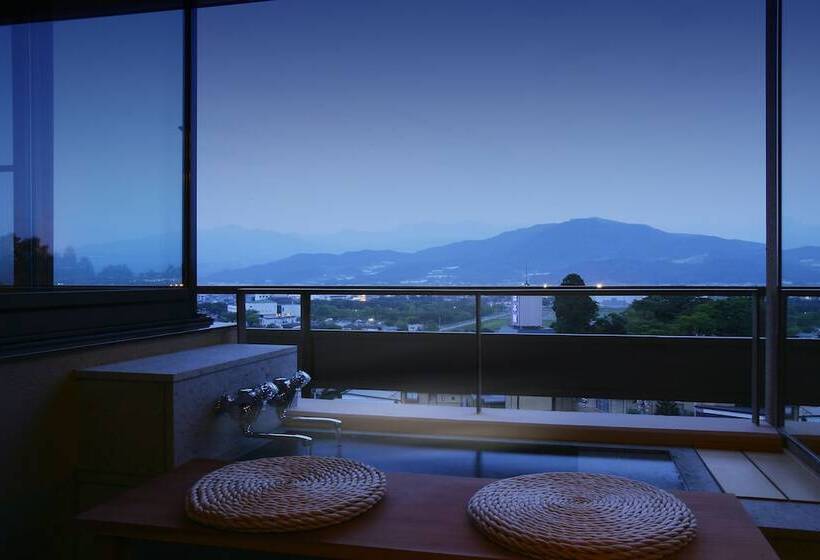 标准三人间, Hayamakan