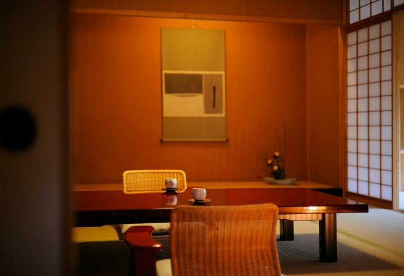 جناح مزوَّد بشرفة, Meigetsuso