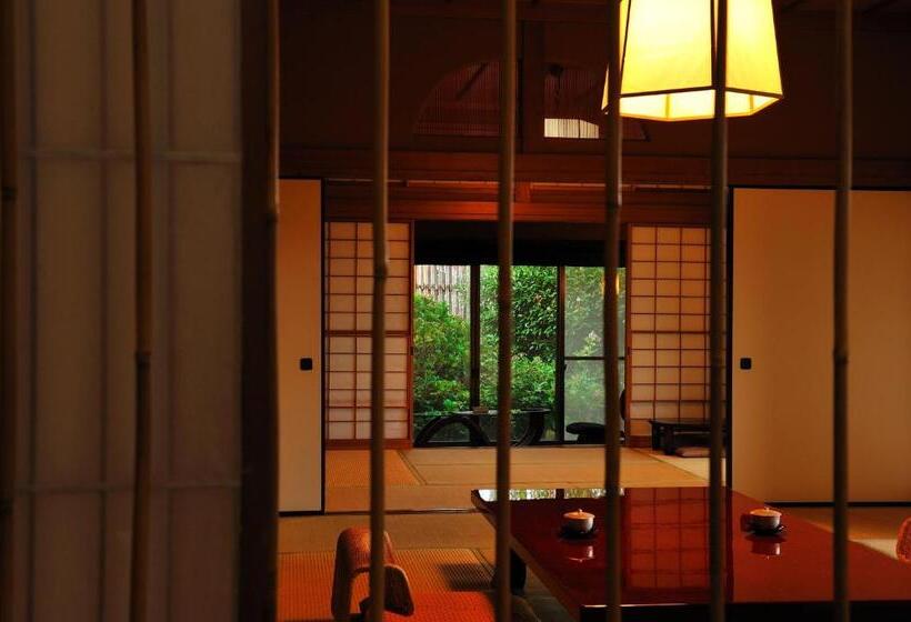 جناح مزوَّد بشرفة, Meigetsuso