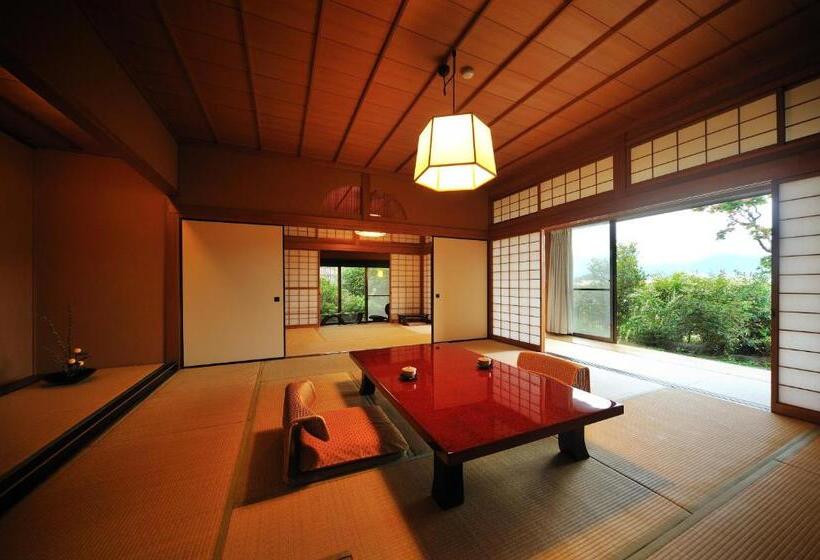 جناح مزوَّد بشرفة, Meigetsuso