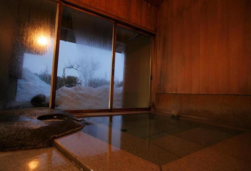 جناح مزوَّد بشرفة, Meigetsuso