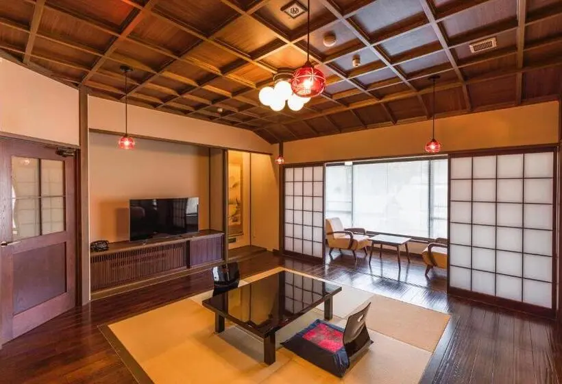 Deluxe Neljän Hengen Huone, Tsuta Onsen Ryokan