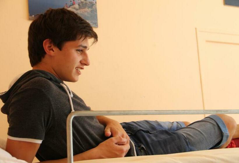 ルームシェアのワンベッド, Alberg Costa Brava