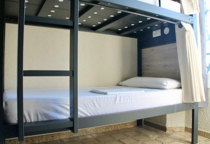 ルームシェアのワンベッド, Alberg Costa Brava