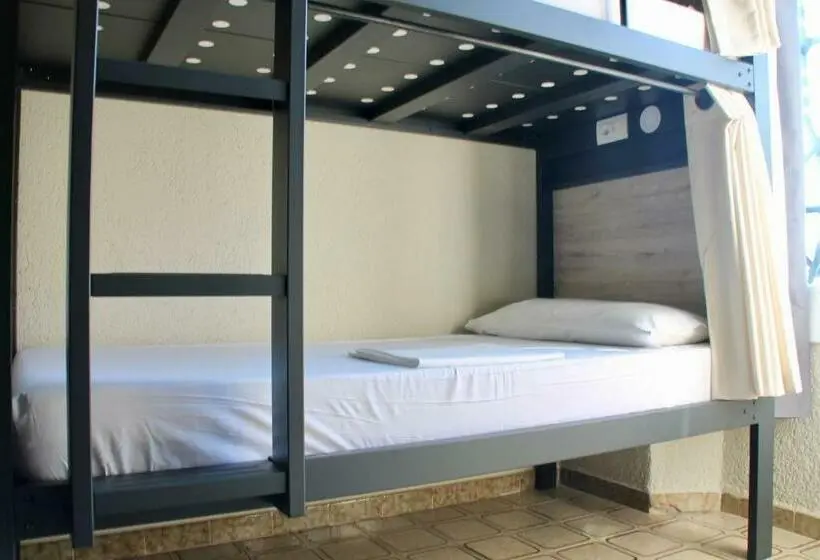 ルームシェアのワンベッド, Alberg Costa Brava