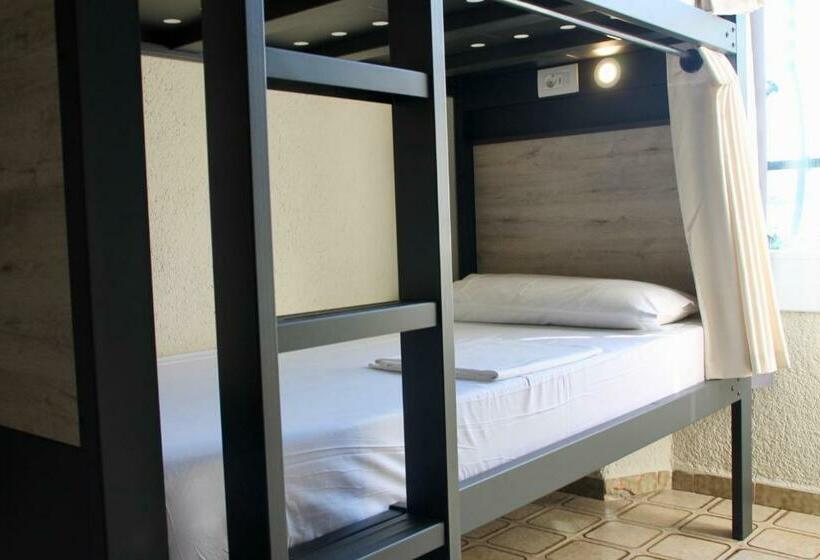 ルームシェアのワンベッド, Alberg Costa Brava