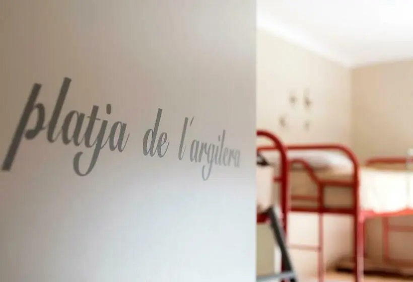 ルームシェアのワンベッド, Alberg Costa Brava