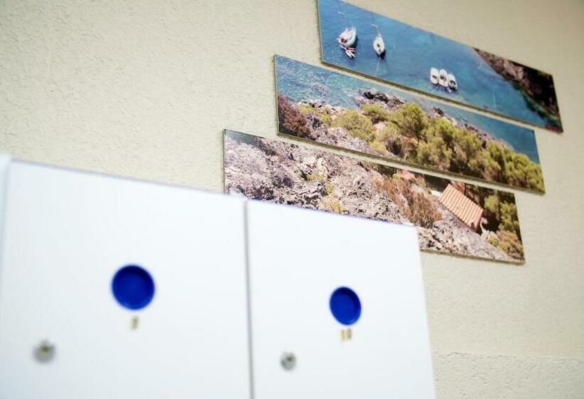 ルームシェアのワンベッド, Alberg Costa Brava